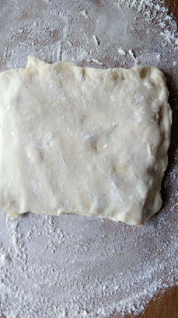 秘制咸香酱薄饼,叠盒子方法把它叠成一个方块的大小收边捏紧。把面擀成锅大小的圆形