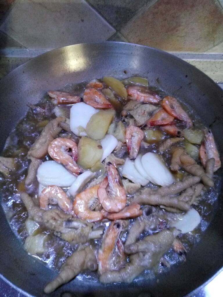 虾(蟹)肉煲,将炖好的鸡爪土豆倒入锅中收汁