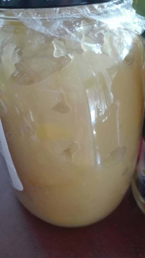 苹果酱,稍凉会儿，趁余热将苹果酱装进事先已用开水消毒的瓶里，蒙上一层保鲜膜密封，再盖一瓶盖，放入冰箱可保质一周左右。