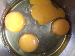 可可海绵蛋糕裸杯,准备无水无油的盆子，打入四个常温鸡蛋。