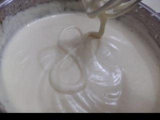 可可海绵蛋糕裸杯,鸡蛋用打蛋器打至大鱼泡状，分三次加入糖粉打发，画8字不消退即可。