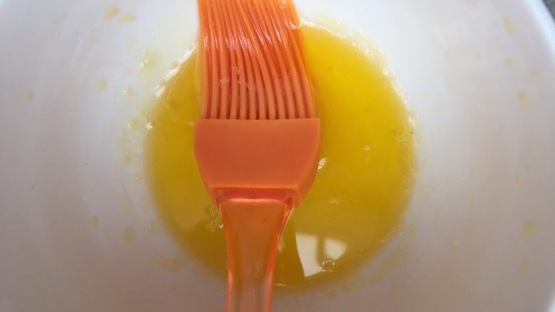 可可海绵蛋糕裸杯,<a style='color:red;display:inline-block;' href='/shicai/ 887'>黄油</a>隔水融化，加入蛋糊中用打蛋器打匀，约十秒即可，以免打久了蛋白消泡。