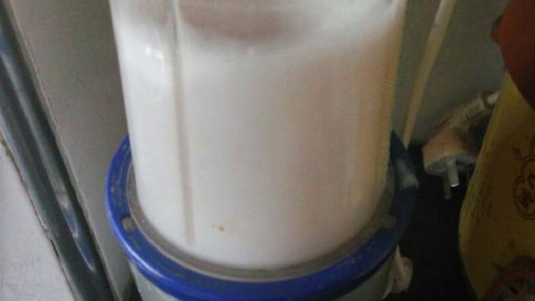 简单家庭版的肠粉,将大米和玉米淀粉加入果汁机，加水打成浆