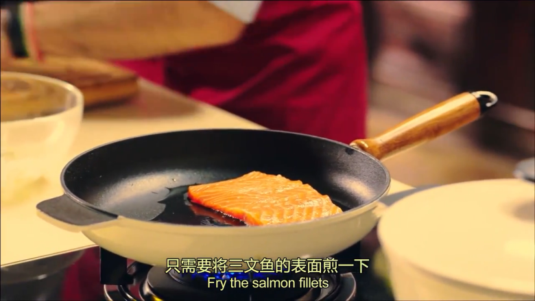 起酥三文鱼派,中火预热平底锅，放橄榄油，快速将鱼肉表面煎熟