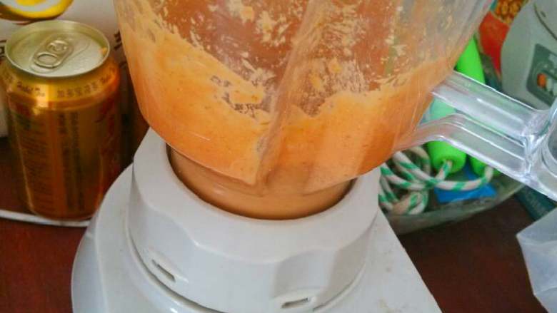 自制花生酱,把去好皮的花生放进豆浆机打碎。