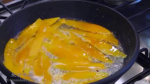 糖渍柚子皮,再倒入糖，翻动，小火煮15分钟，大火收汁