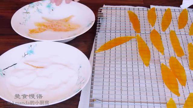 糖渍柚子皮,把柚子皮在白砂糖里滚一圈蘸上糖，放入干净的碗，密封