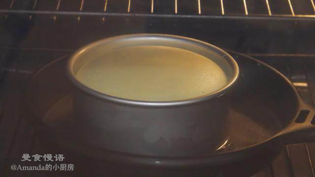 轻乳酪蛋糕,放入烤盘，在烤盘中注入冷水，放入烤箱烤20分钟