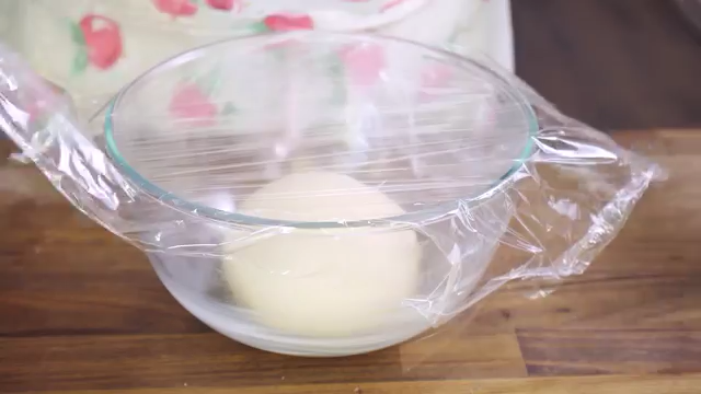 火腿芝士面包,在碗内抹上黄油，面团放入，盖上保鲜膜发酵1-2小时，直至面团发至两倍大