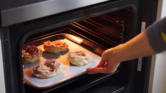 火腿芝士面包,用烤箱发酵，一个烤盘倒入热水放下层，面包放上层，发酵半小时，使体积增至两倍大