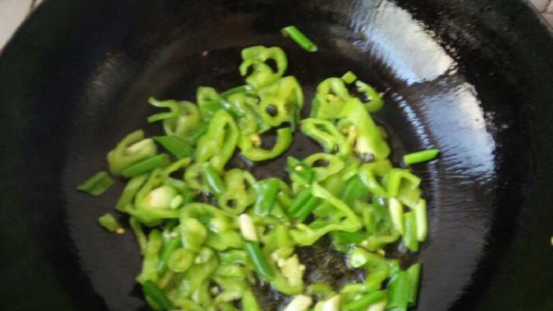橄榄油炒茄子,油热后先将葱和青椒下锅炒香
