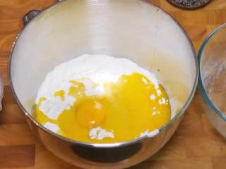 肉桂面包卷,面粉、糖、油倒入碗中拌匀，倒入融化的黄油和鸡蛋搅匀