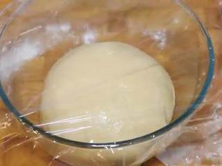 肉桂面包卷,用手揉搓至光滑，整形成球状，放入蘸满油的大碗，盖上保鲜膜发酵1-2小时