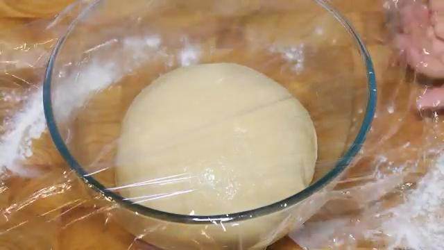 肉桂面包卷,用手揉搓至光滑，整形成球状，放入蘸满油的大碗，盖上保鲜膜发酵1-2小时