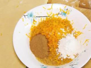 肉桂面包卷,橙子皮用擦板擦成碎屑放入黄糖中，倒入肉桂粉、面粉混合均匀