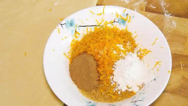肉桂面包卷,橙子皮用擦板擦成碎屑放入黄糖中，倒入肉桂粉、面粉混合均匀