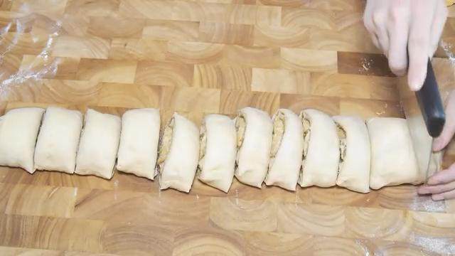 肉桂面包卷,揉搓成粗细均匀的长条状，切成12份