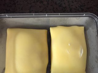 芒果班戟,盛大勺奶油不要放太中间，芒果放奶油上，然后芒果上面铺上一层奶油，打包OK