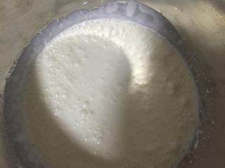 木糠杯,电动打蛋器打发奶油，6成时加入炼奶