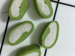 翡翠饺子,面团加菠菜汁揉成绿面团，白面粉加少许水揉成面团！绿面团擀面皮2、3厘米厚，白面团揉成长圆放入绿面团包起来！切小块！