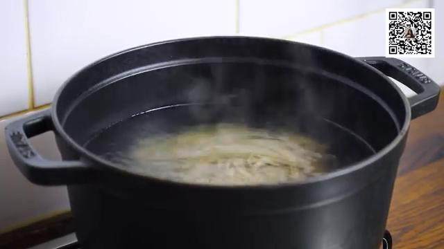 手工荞麦面,烧一锅开水，放入面条，水开后煮1-2分钟