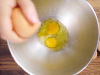 提拉米苏蛋糕,把鸡蛋用厨师机告诉打发至起粗泡