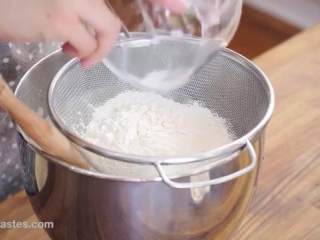 提拉米苏蛋糕,烤箱预热180度，分三次筛入低筋面粉，翻拌均匀