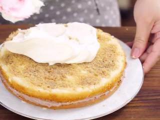 提拉米苏蛋糕,盖上一片蛋糕，刷上咖啡杏仁酒，抹上一半的原味芝士奶油