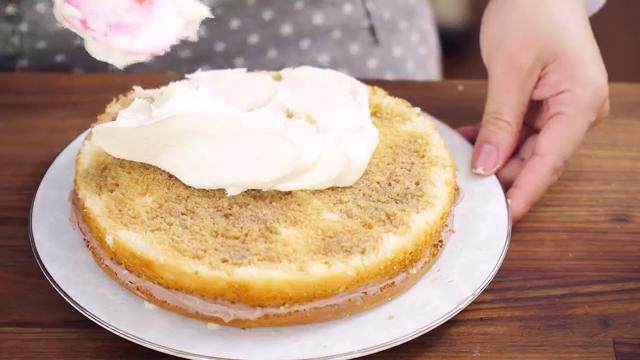 提拉米苏蛋糕,盖上一片蛋糕，刷上咖啡杏仁酒，抹上一半的原味芝士奶油