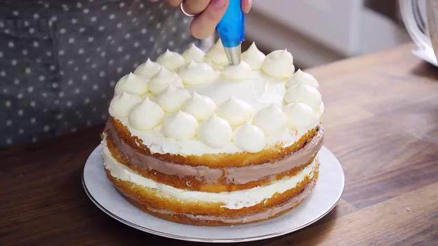 提拉米苏蛋糕,在蛋糕表面挤上奶油装饰，放入冰箱冷藏3-4小时