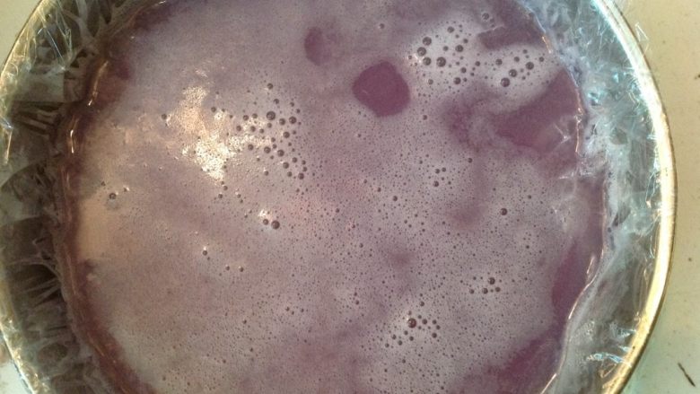 紫薯肉皮冻,好后碗或者盘中铺保鲜膜倒入，冷了放冷藏