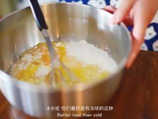 天妇罗,把低筋面粉倒入碗里，加入泡打粉搅拌，倒入蛋液、冰水