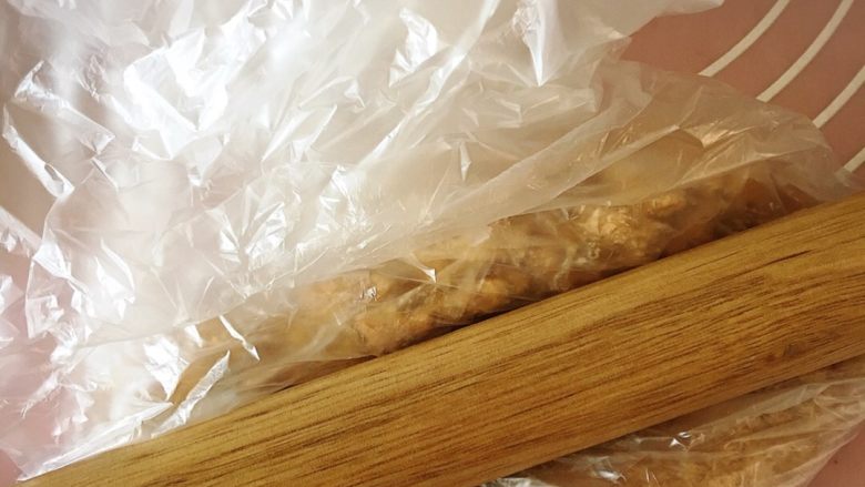 经典木糠杯,消化饼干装在两层保鲜袋里面，用擀面杖擀成细粉状！