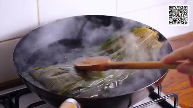 鲜肉粽子,泡过的粽叶开水泡半分钟