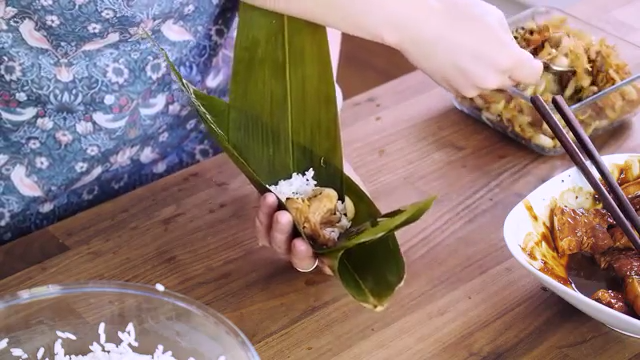 鲜肉粽子,第二种包法 ：两张叶子交叉，窝一个角放在掌心，依次放入各种材料