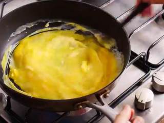 咖喱蛋包饭,热锅倒油，倒入鸡蛋液，迅速搅拌至一些凝固，放入碗里搅拌