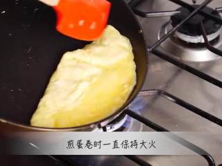 咖喱蛋包饭,热锅倒油，再倒入蛋液，集中在锅子一侧，用铲子把蛋液从中间往锅沿推