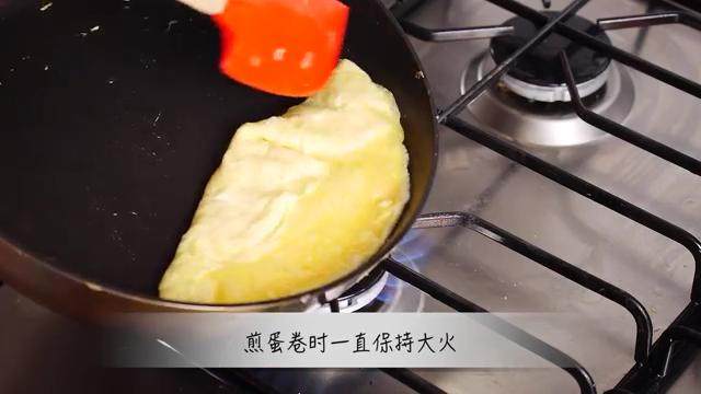 咖喱蛋包饭,热锅倒油，再倒入蛋液，集中在锅子一侧，用铲子把蛋液从中间往锅沿推