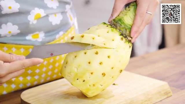 土凤梨酥,用小刀顺着菠萝眼，在两边划一刀，去籽
