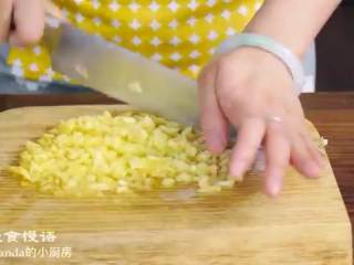 土凤梨酥,把处理干净的菠萝切成四等分，把肉和芯分别切成丁