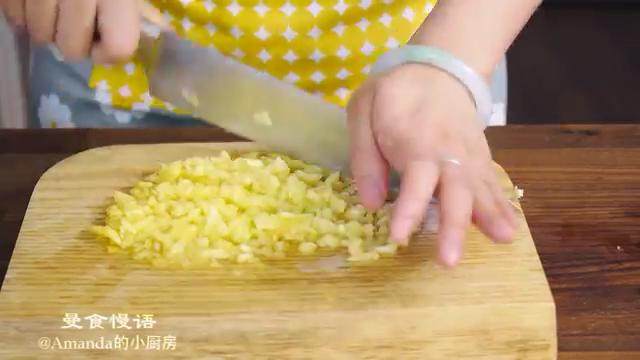 土凤梨酥,把处理干净的菠萝切成四等分，把肉和芯分别切成丁