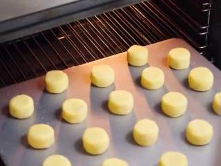 土凤梨酥,预热烤箱170度，把每个凤梨酥按扁，轻轻转动形成棋子状，放入烤箱烤10分钟