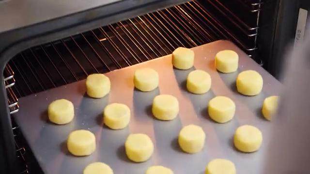 土凤梨酥,预热烤箱170度，把每个凤梨酥按扁，轻轻转动形成棋子状，放入烤箱烤10分钟