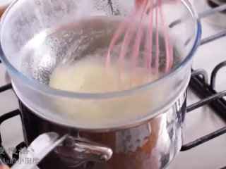 玫瑰马卡龙,奶油霜：锅里烧开水，放上大碗，倒入蛋清、白砂糖、盐，小火不停搅拌，温度到65度左右就可以了