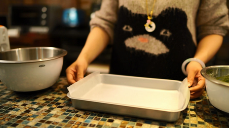 抹茶红豆蛋糕卷＆抹茶鸡尾酒,准备好长方形烤盘，铺上烘焙纸，烤箱预热180°C