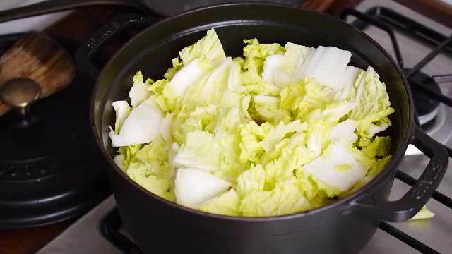 猪油拌饭&白菜卤&猪油拌饭,再倒入白菜，加盐，倒入泡过香菇和海米的水，加入热水，炖煮15分钟