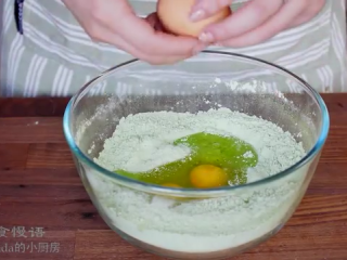 抹茶千层蛋糕,打入鸡蛋，用蛋抽把鸡蛋打散，同时和面粉混合