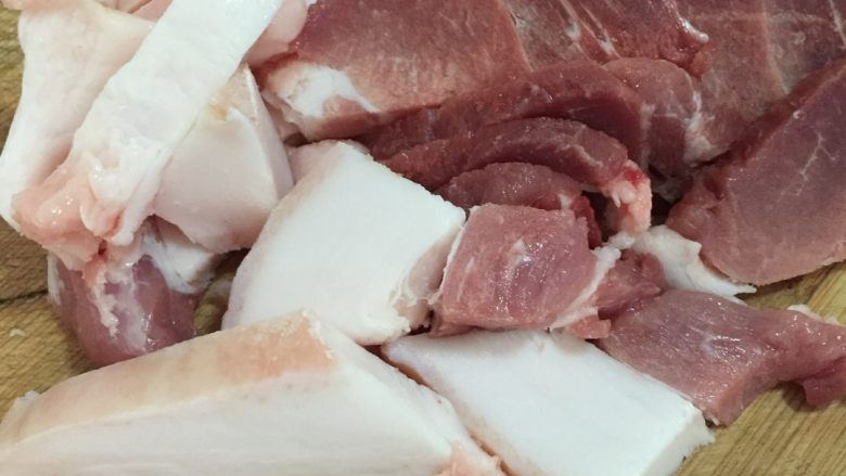 肉夹馍,把肥瘦新鲜的猪肉切成筷子厚度的块状