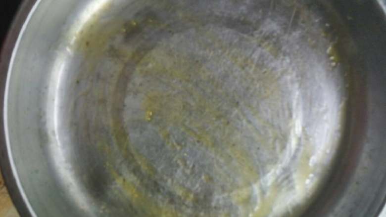 简单家庭版的肠粉,准备蒸肠粉了，拿个干净无水的盘子，抹上一层油