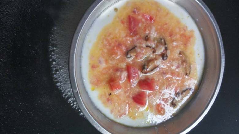 简单家庭版的肠粉,加入一勺米浆抹匀和搅拌好鸡蛋肉，水烧开后放上盘子，上锅蒸